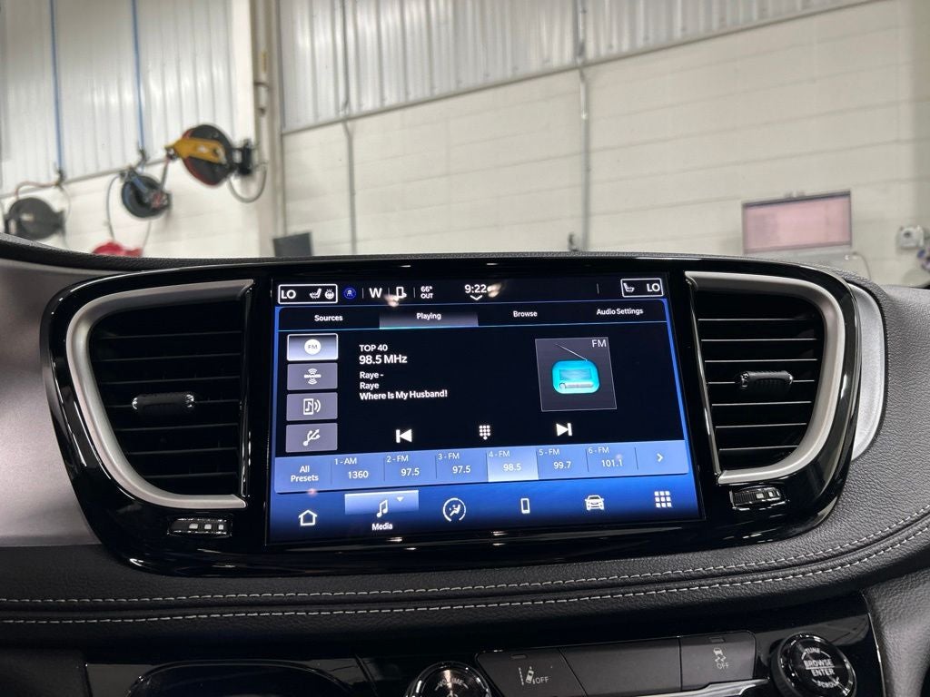 2022 Chrysler Pacifica Hybrid Touring L