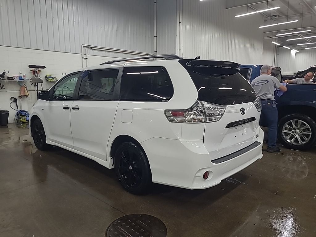 2020 Toyota Sienna SE 7 Passenger
